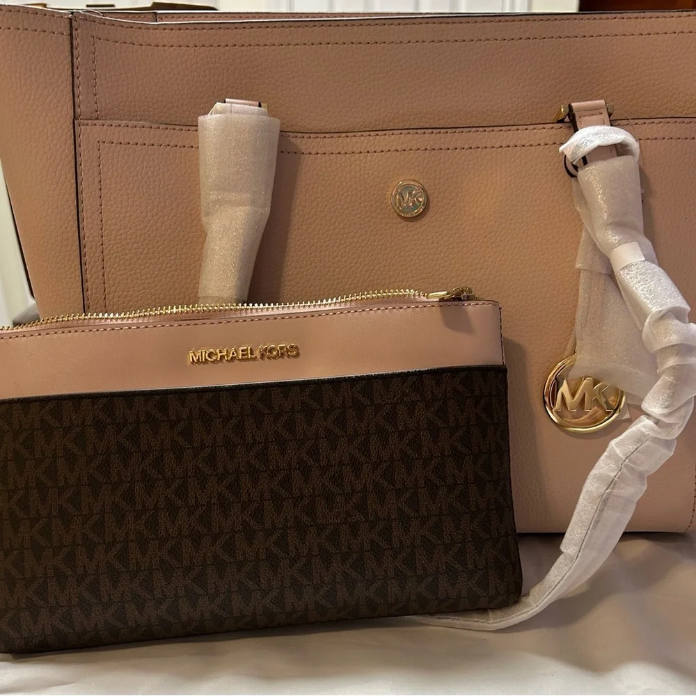 New Michael Kors Maisie Large Pebbled Leather 2 in-1 Tote Bag.